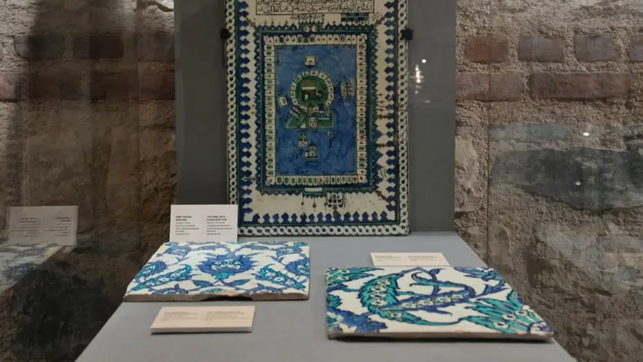 İngiltere'de satılmak üzereydi. Çalınan 2 İznik çinisinin Türkiye'ye iade edildi