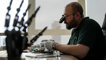 Ameliyat eder gibi tamir ediyor. Riskli ameliyatlarına saat tamir ederek hazırlanıyor