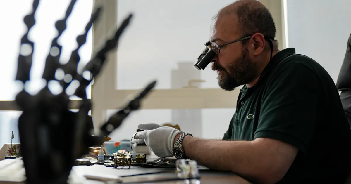 Ameliyat eder gibi tamir ediyor. Riskli ameliyatlarına saat tamir ederek hazırlanıyor