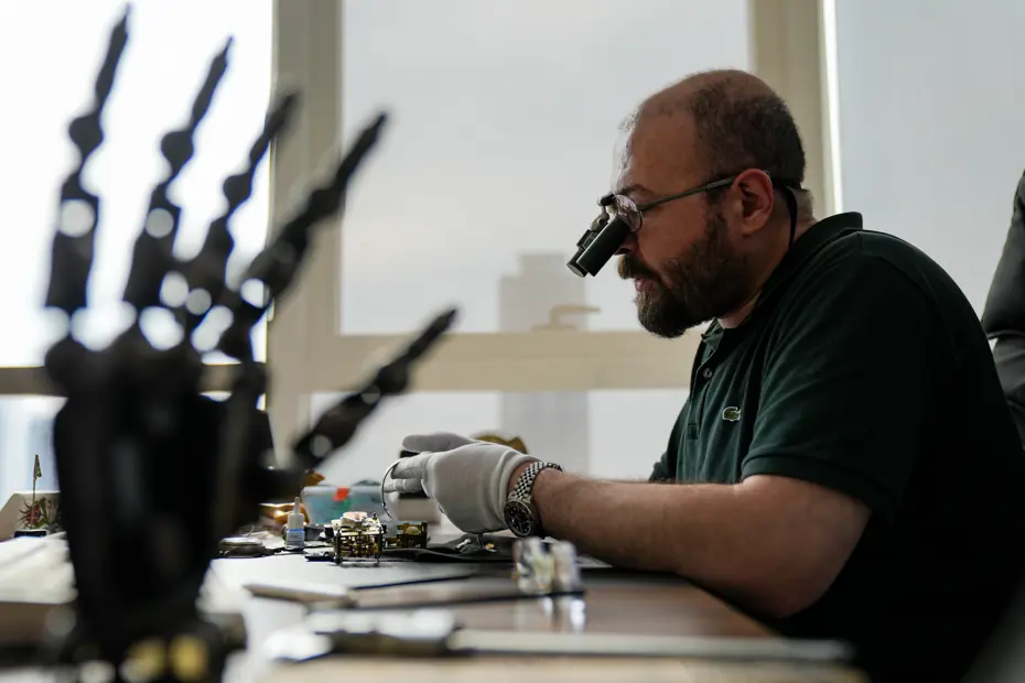 Ameliyat eder gibi tamir ediyor. Riskli ameliyatlarına saat tamir ederek hazırlanıyor