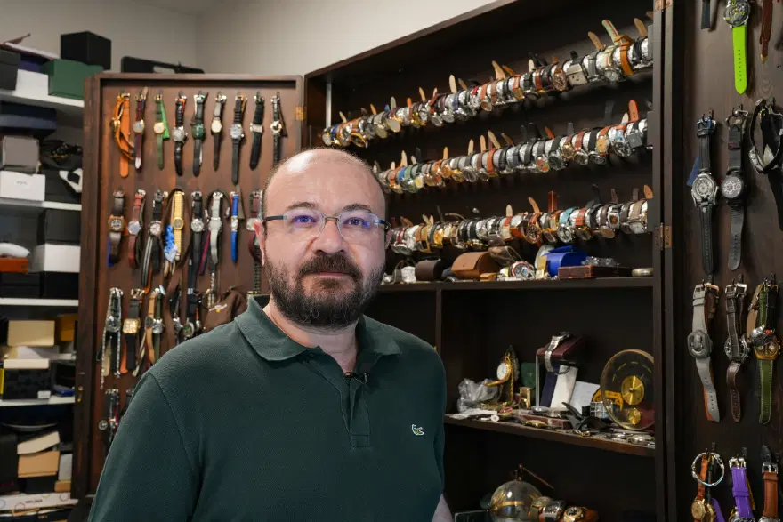 Ameliyat eder gibi tamir ediyor. Riskli ameliyatlarına saat tamir ederek hazırlanıyor 