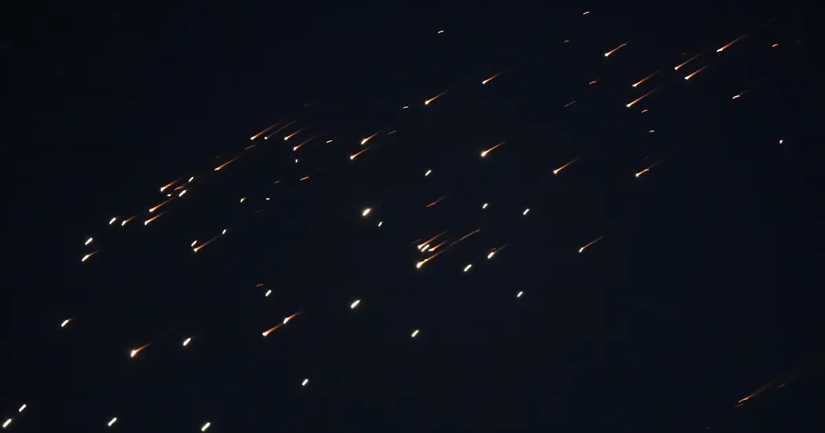 Tel Aviv'e füzeler yağıyor. İşte İran'ın misilleme saldırısı