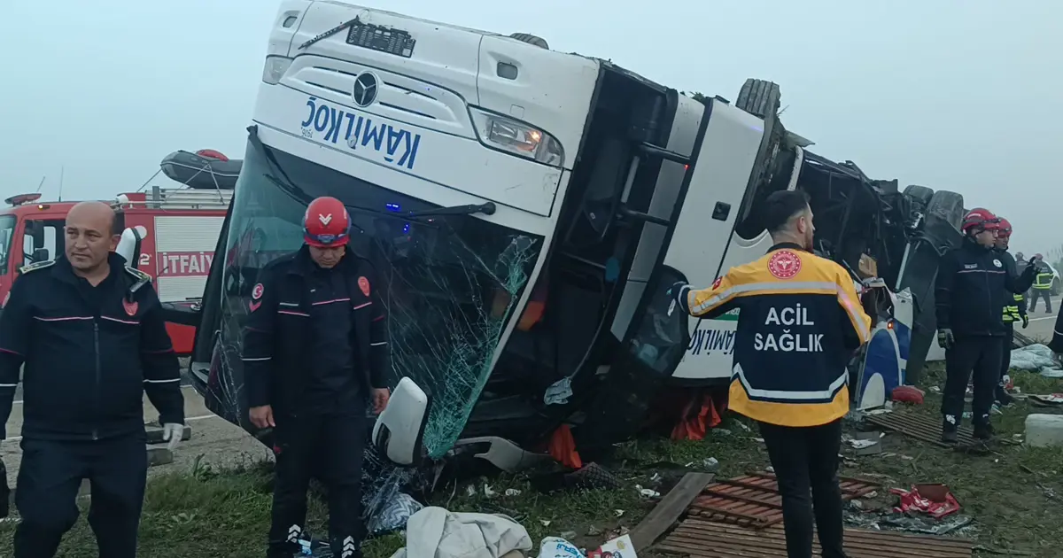 Adana'da yolcu otobüsü devrildi: Ölü ve yaralılar var