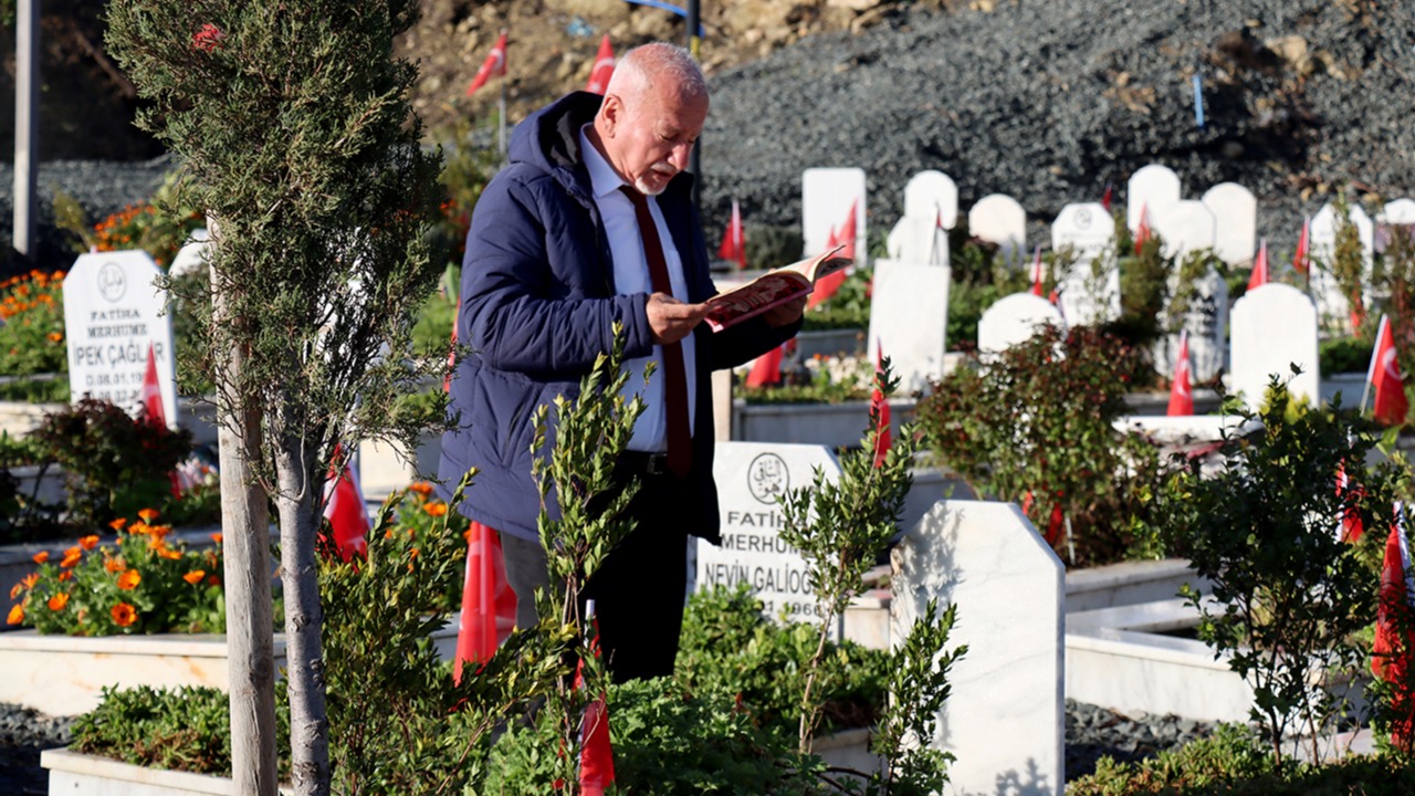 Deprem mezarlığında buruk bayram