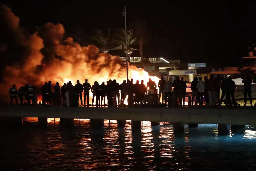 Milyonluk motoryatlar alevler içindeki kaldı  1