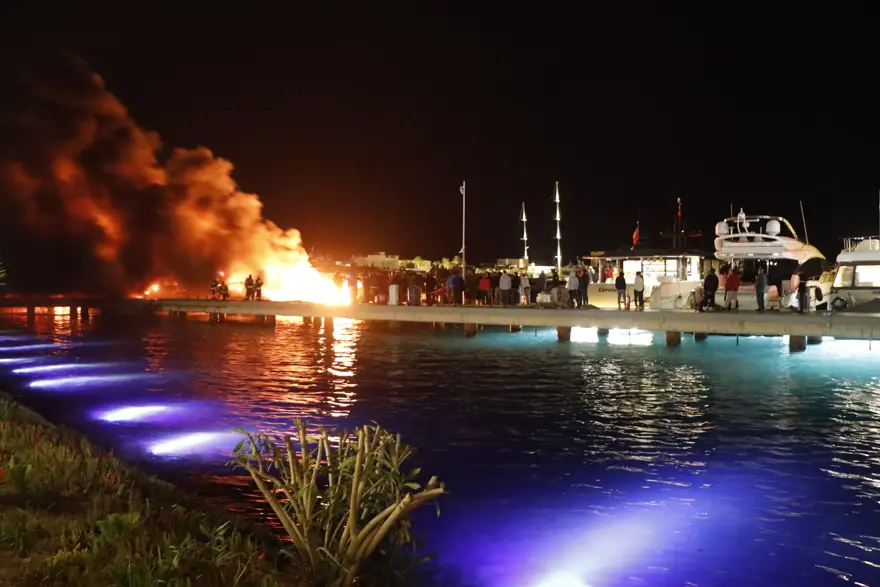 Milyonluk motoryatlar alevler içindeki kaldı  2