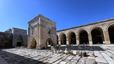 Temeli 800 yıl önce atıldı. Film yapımcılarının favori mekanlarından biri