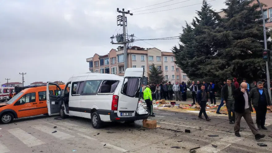 Kamyonun freni boşaldı cadde savaş alanına döndü. 19 yaralı 