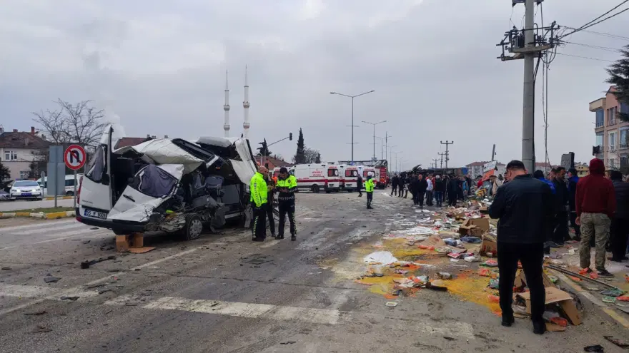 Kamyonun freni boşaldı cadde savaş alanına döndü. 19 yaralı 1