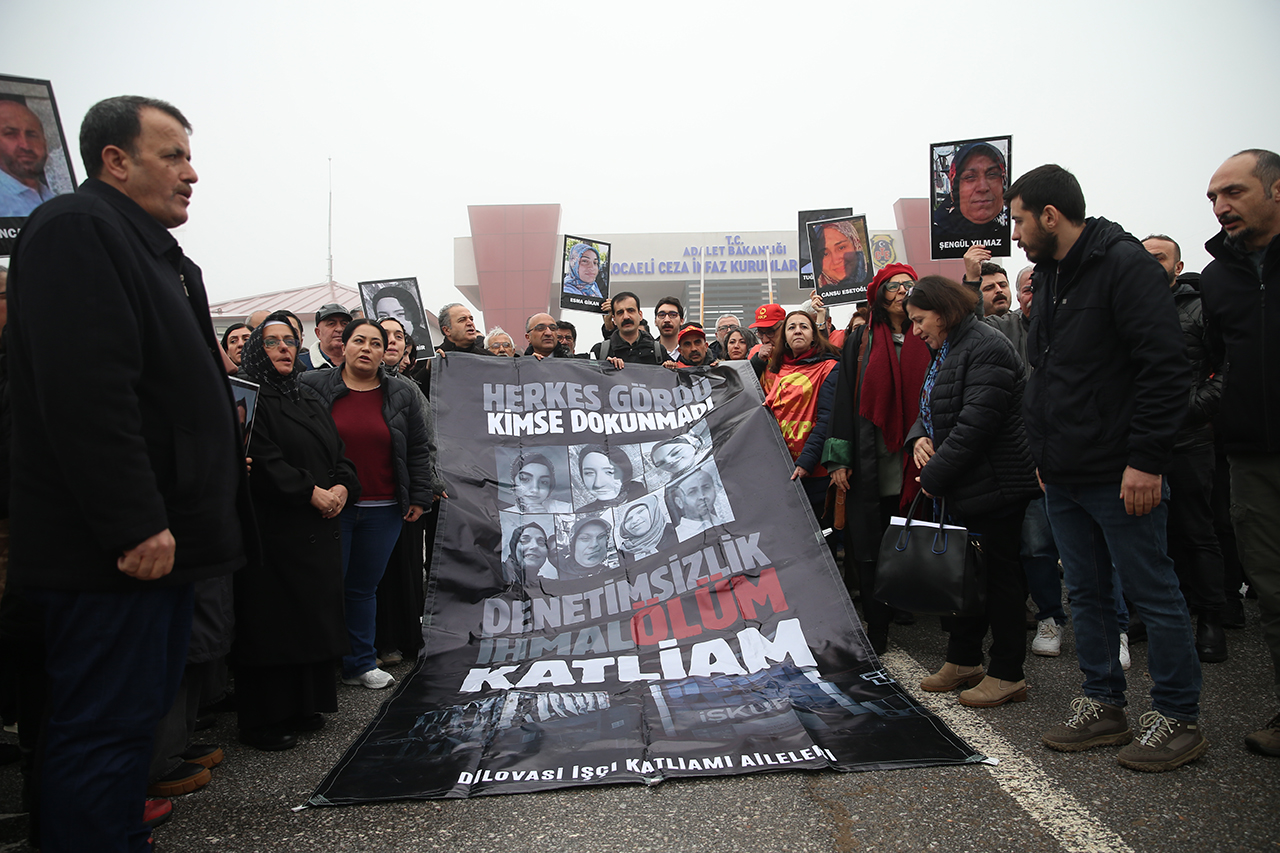 Kozmetik fabrikasında yangın davası başladı. Aileler adalet istedi