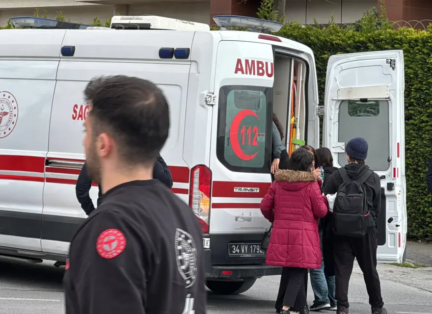 Lise laboratuvarında deney sırasında patlama. Öğrencilerin elleri ve yüzleri yandı 2 Lise laboratuvarında deney sırasında patlama. Öğrencilerin elleri ve yüzleri yandı 2