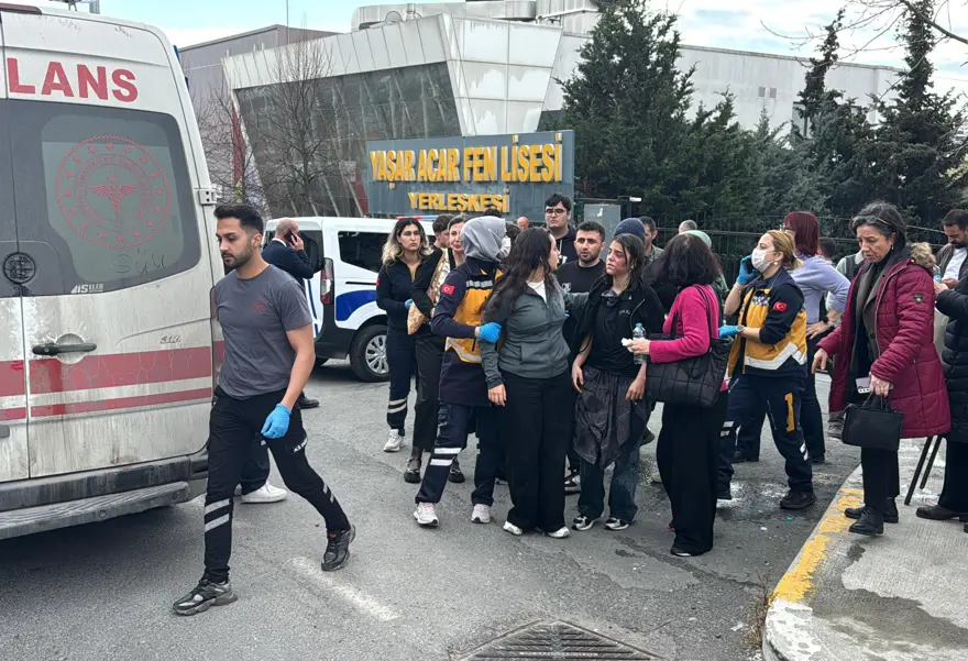 Lise laboratuvarında deney sırasında patlama. Öğrencilerin elleri ve yüzleri yandı 