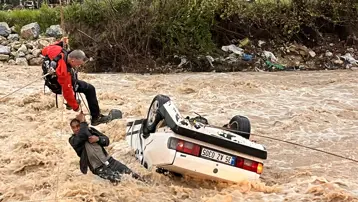 Muğla'da otomobil sele kapıldı. Bir kişi kurtarıldı, bir kişi hayatını kaybetti