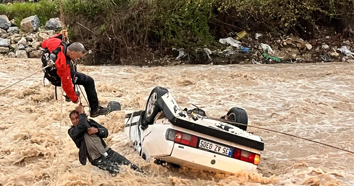 Muğla'da otomobil sele kapıldı. Bir kişi kurtarıldı, bir kişi hayatını kaybetti