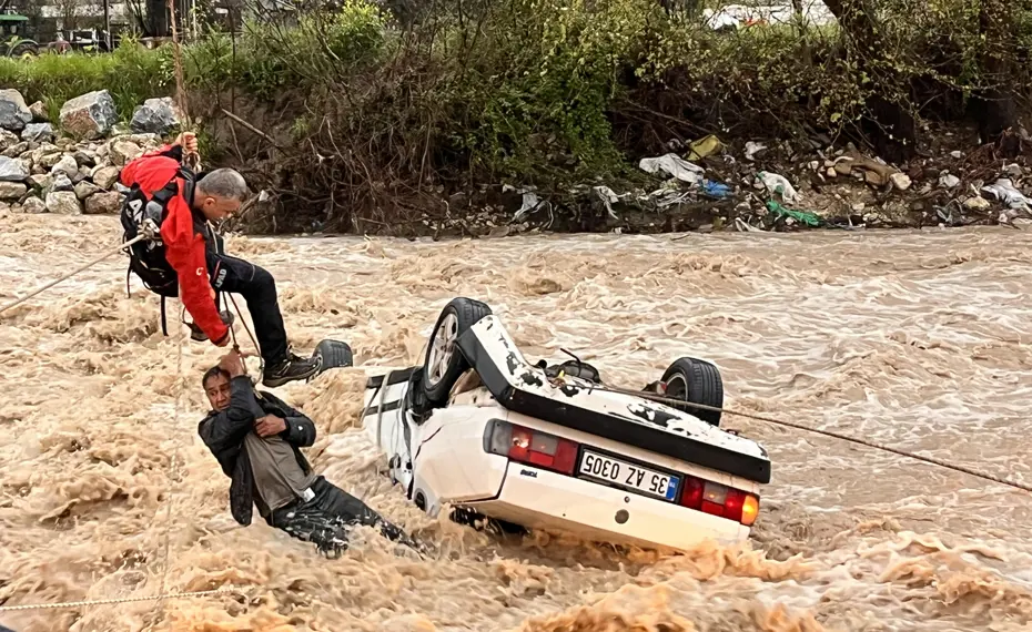 Muğla’da otomobil sele kapıldı. Bir kişi kurtarıldı, bir kişi hayatını kaybetti