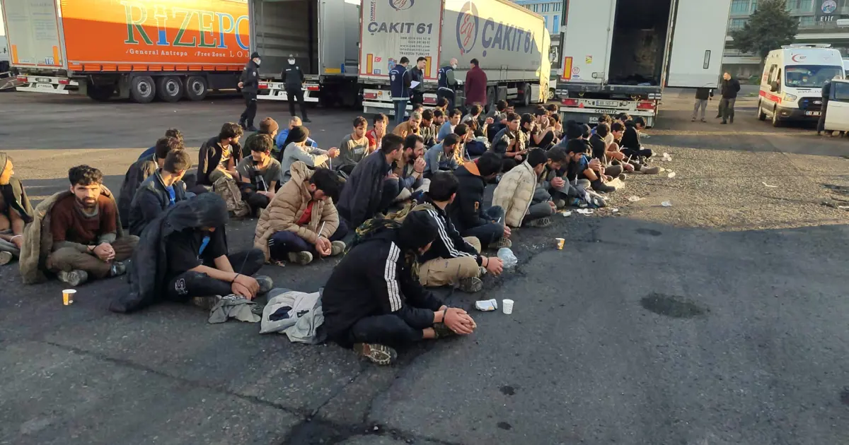 Rize'de TIR dorsesinde 57 göçmen yakalandı