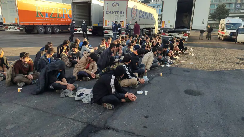 Rize’de TIR dorsesinde 57 göçmen yakalandı