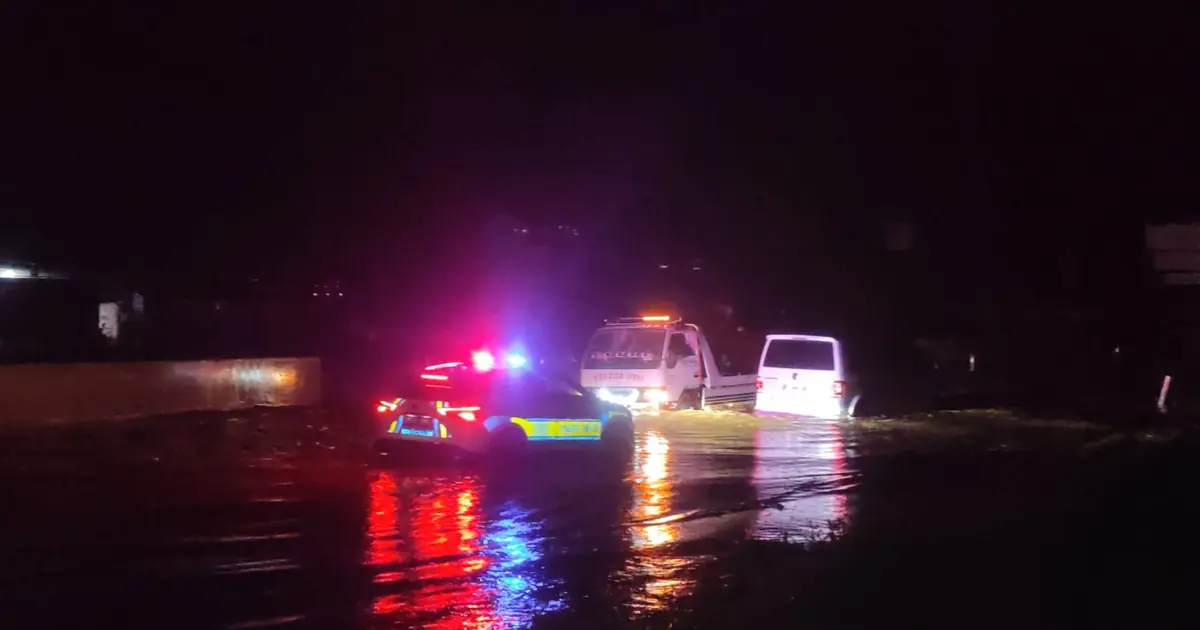 İzmir'de sel. Karayolu suyla kaplandı