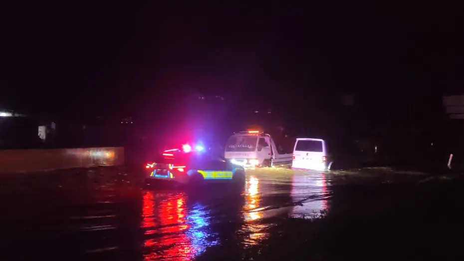 İzmir’de sel. Karayolu suyla kaplandı