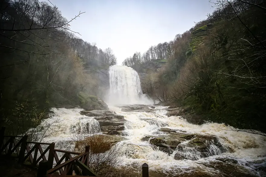 Bursa'da fay hattı çökünce ortaya çıktı, oğullar yağmurla daha coşkulu akıyor Bursa'da fay hattı çökünce ortaya çıktı, oğullar yağmurla daha coşkulu akıyor