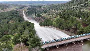 Yağışlar barajı doldurdu, kontrollü su salımı yapıldı