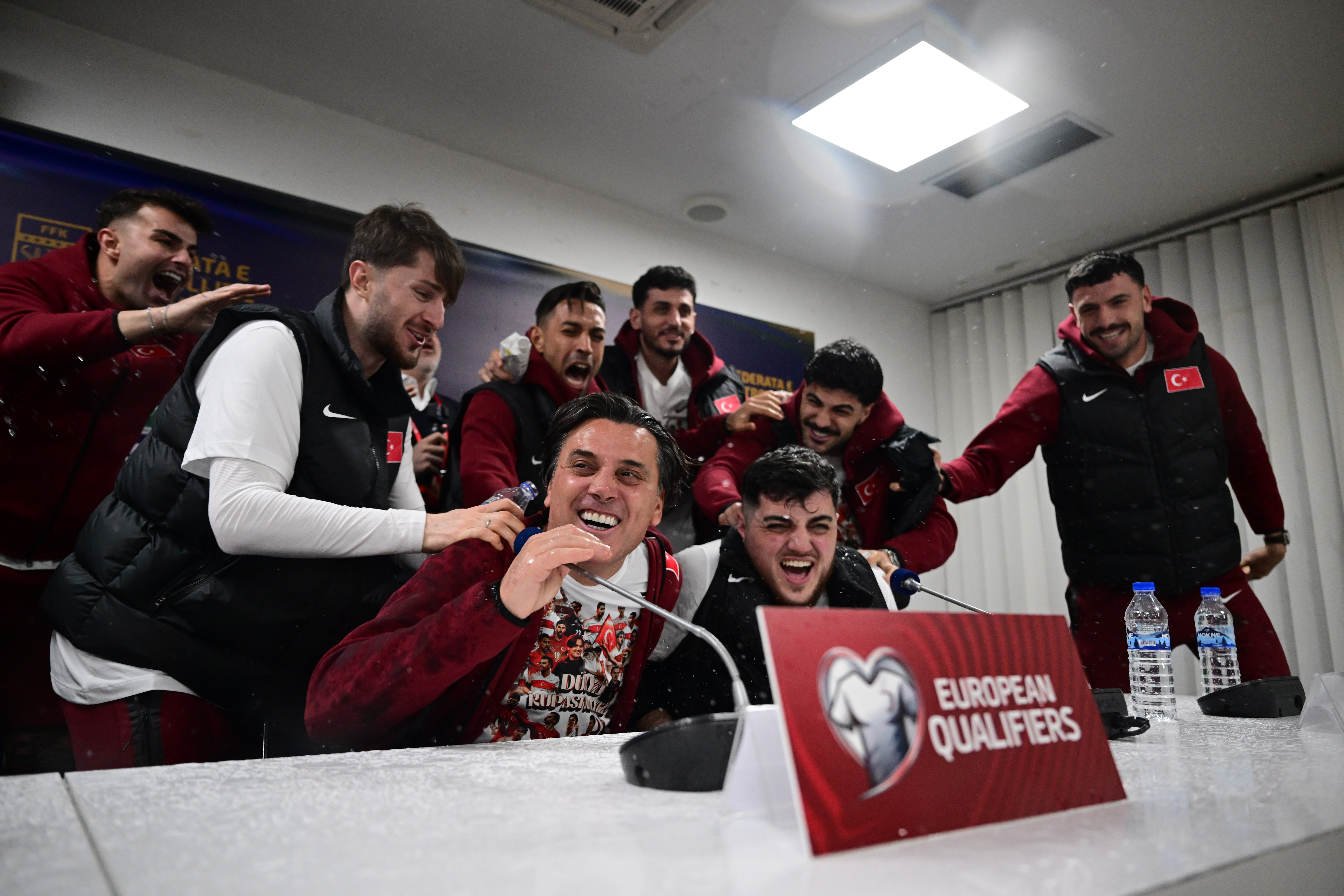 Basın toplantısında sulu kutlama. Vincenzo Montella: Kendimi Türk gibi hissediyorum