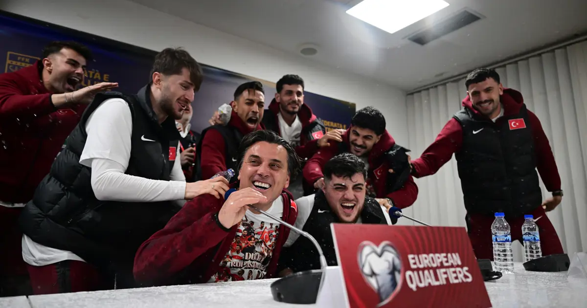 Montella'ya basın toplantısında sulu kutlama