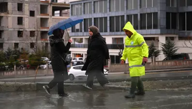 31 ile sarı kodlu uyarı verilmişti. Sağanak ve fırtına kentleri vurdu