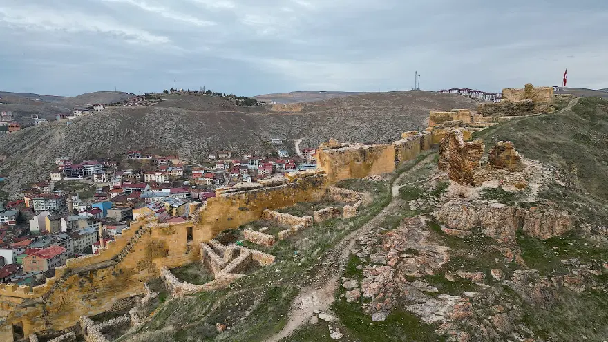 Asırlardır ayakta duruyor. Türklerin Anadolu'da ilk ele geçirdikleri yerlerden biri 3 Asırlardır ayakta duruyor. Türklerin Anadolu'da ilk ele geçirdikleri yerlerden biri 3
