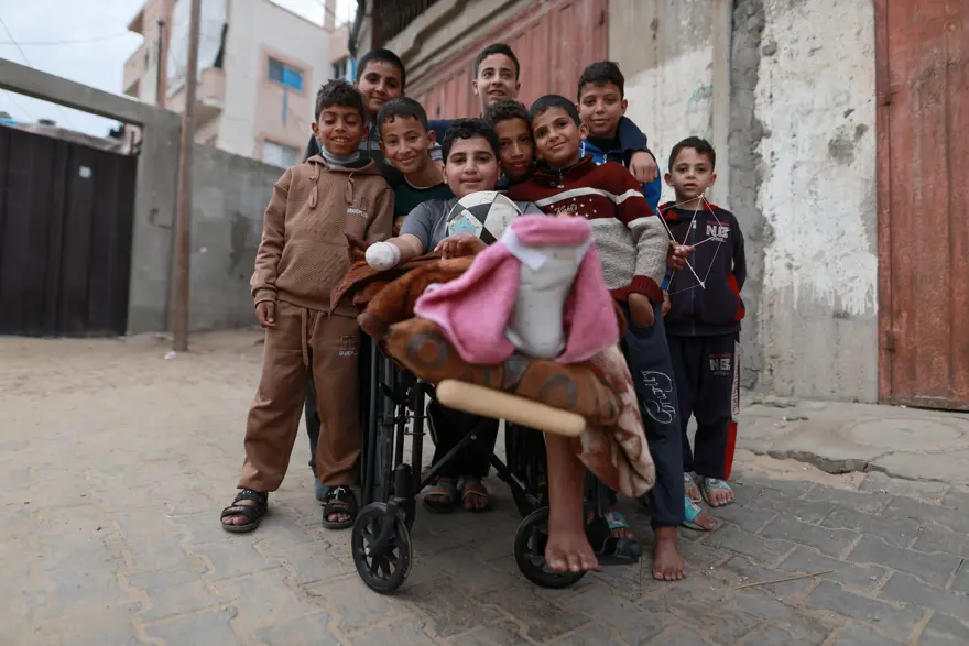 Savaş kalıntılarının ardındaki hayat. Eli ve diz kapağı ampute edildi, dünyası çağrı yaptı 