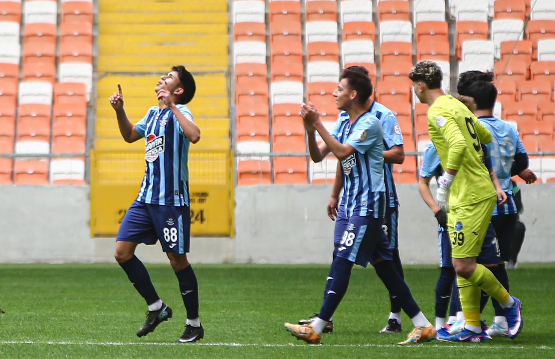 Adana Demirspor ve Manisa FK oyuncuları ikili mücadelede