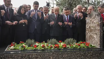 Devlet Bahçeli, Alparslan Türkeş'in kabrini ziyaret etti