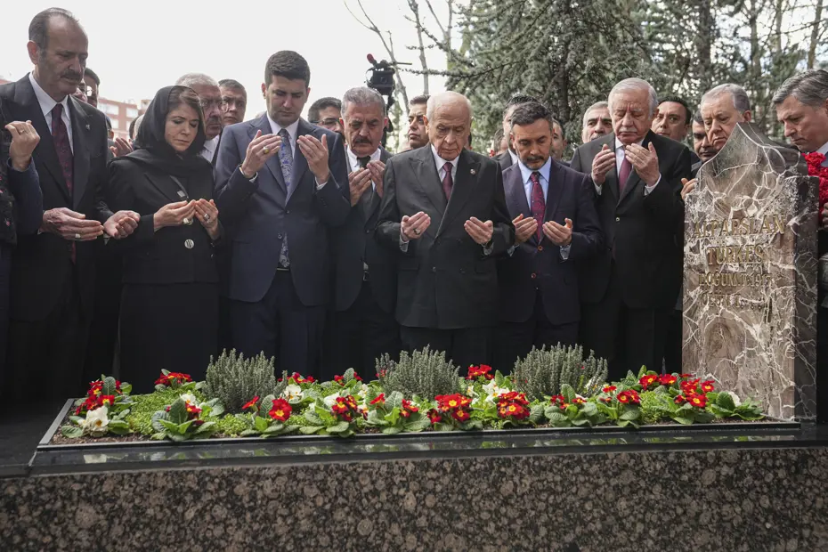 Devlet Bahçeli, Alparslan Türkeş'in kabrini ziyaret etti