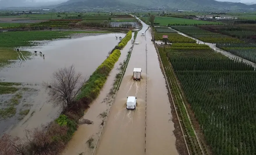 Kuvvetli sağanak sonrası göle döndü. Tarım arazileri ve kara yolunu suyu bastı 