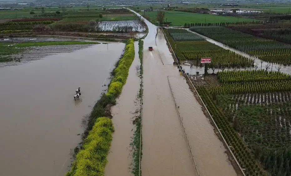 Kuvvetli sağanak sonrası göle döndü. Tarım arazileri ve kara yolunu su bastı