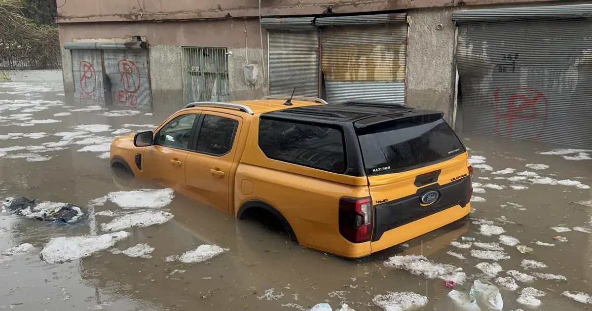 Adana'da şiddetli yağış: Mahsur kalanlar botla kurtarıldı