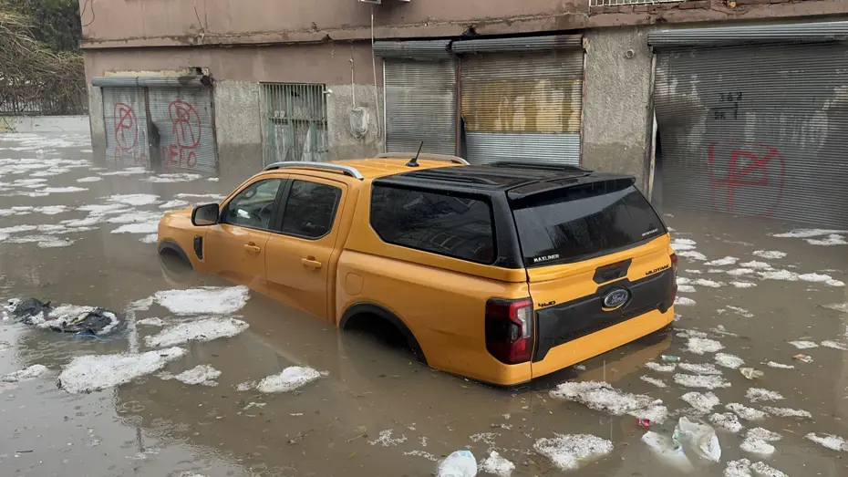 Adana'da şiddetli yağış: Mahsur kalanlar botla kurtarıldı