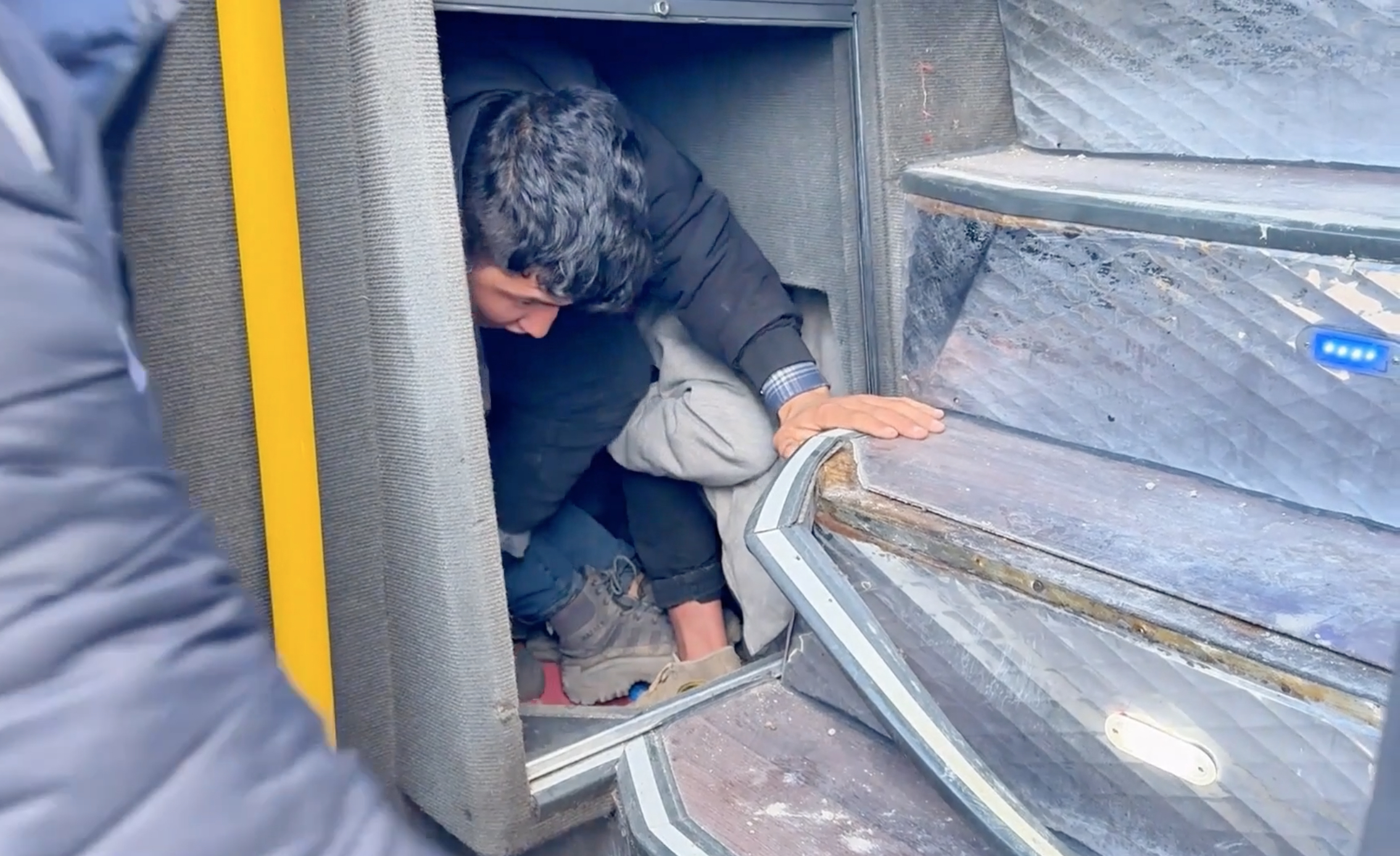 Boş yolcu otobüsünün bagajından 53 kişi çıktı