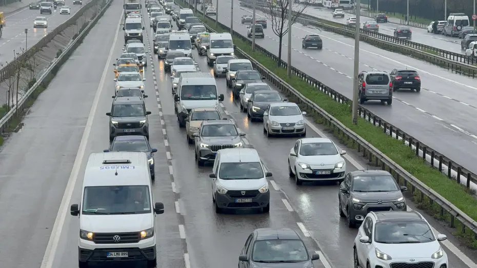 İstanbul'da trafik adım adım ilerliyor