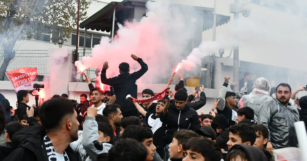 24 yıl sonra şampiyonluk geldi, halk sokağa döküldü