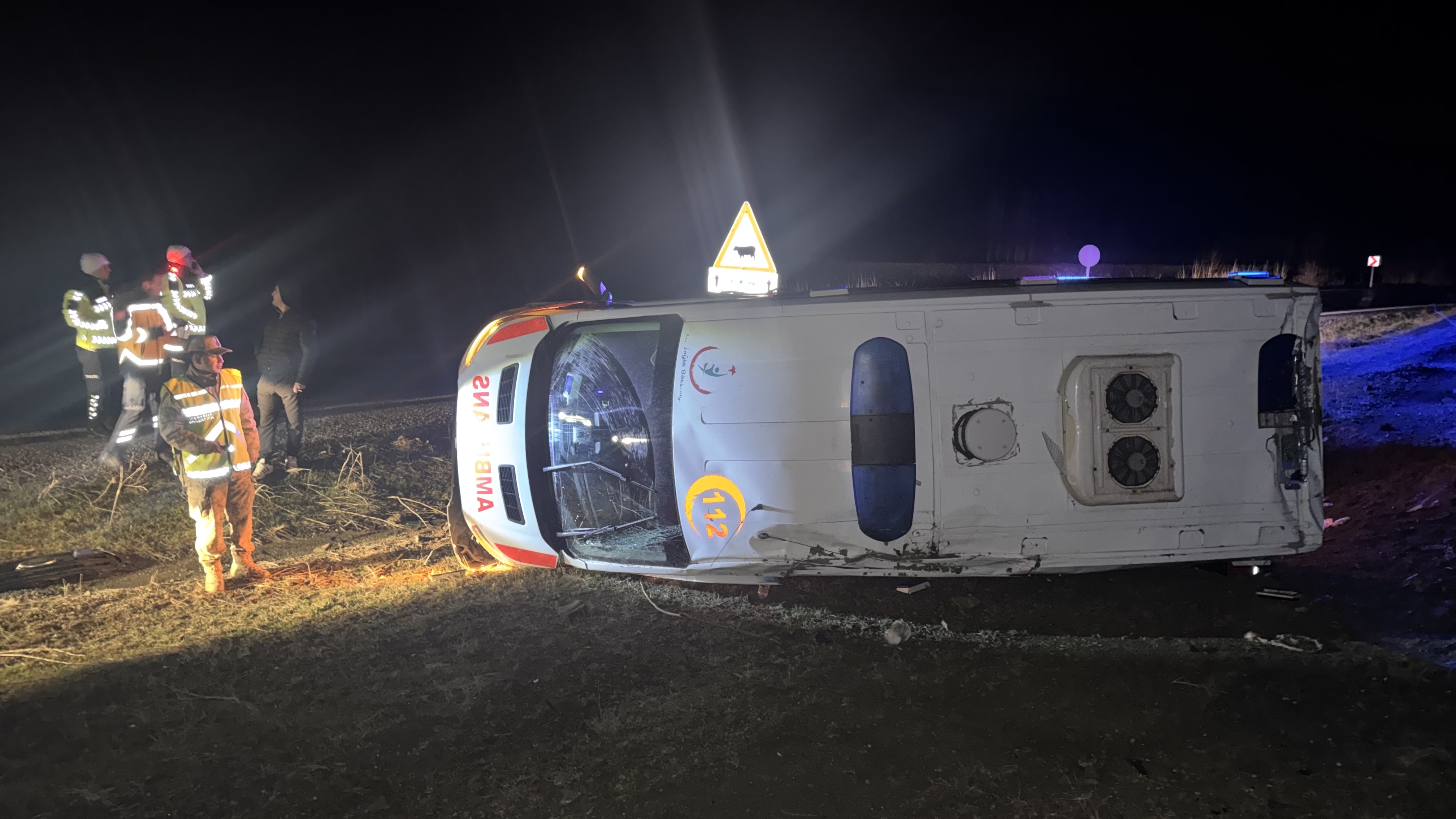 Ambulans devrildi, 5 kişi yaralandı