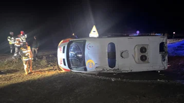 Ambulans devrildi, 5 kişi yaralandı
