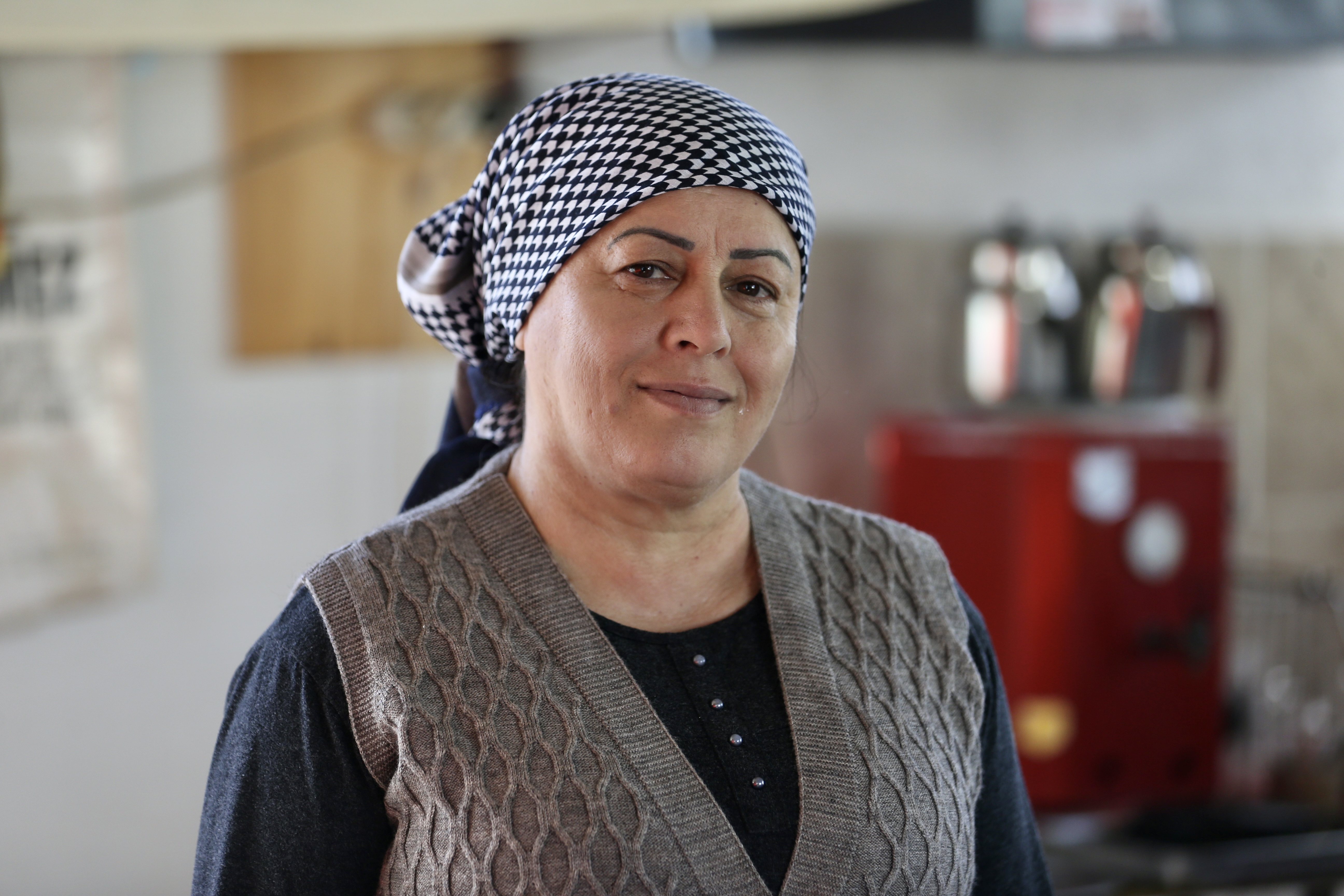 Kocasına yardıma gitmişti, 14 yıldır çay ocağı işletiyor