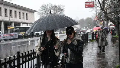 İstanbul'da dolu sürprizi. Dakikalar içinde beyaza döndü
