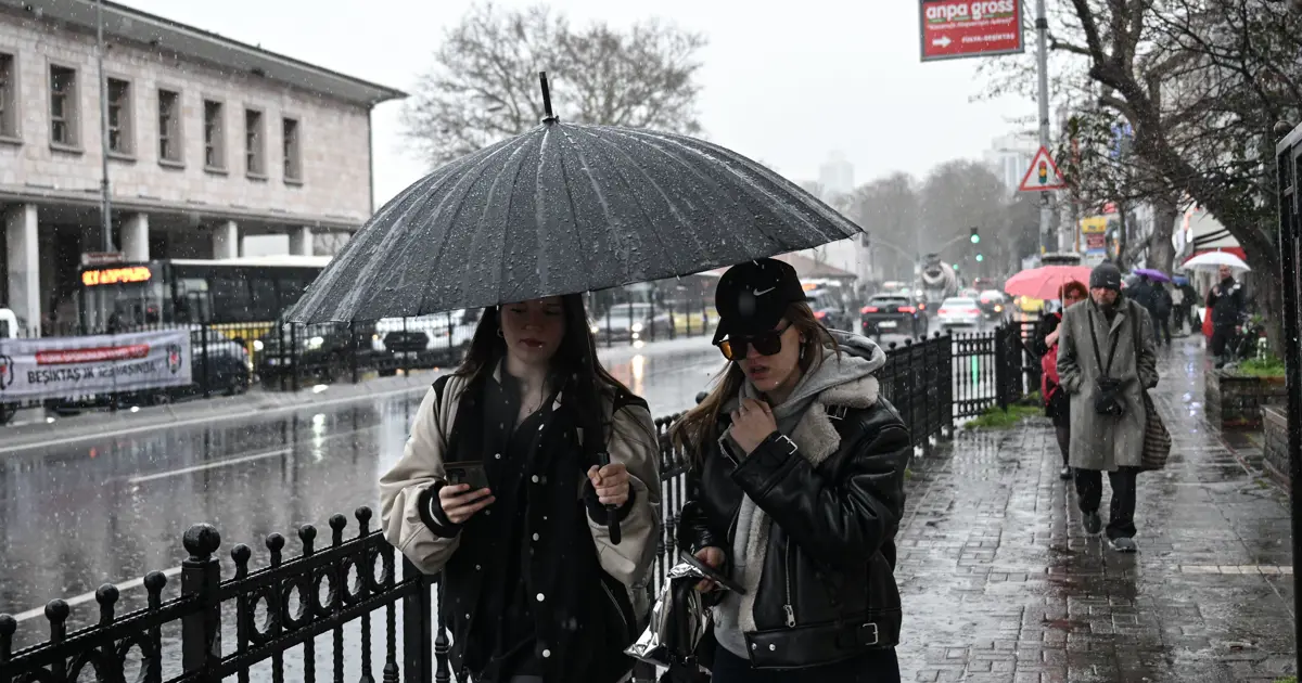 İstanbul'da dolu sürprizi. Dakikalar içinde beyaza döndü