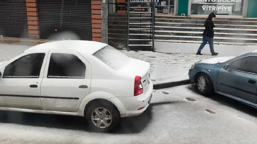 İstanbul'da dolu sürprizi. Dakikalar içinde beyaza döndü 2