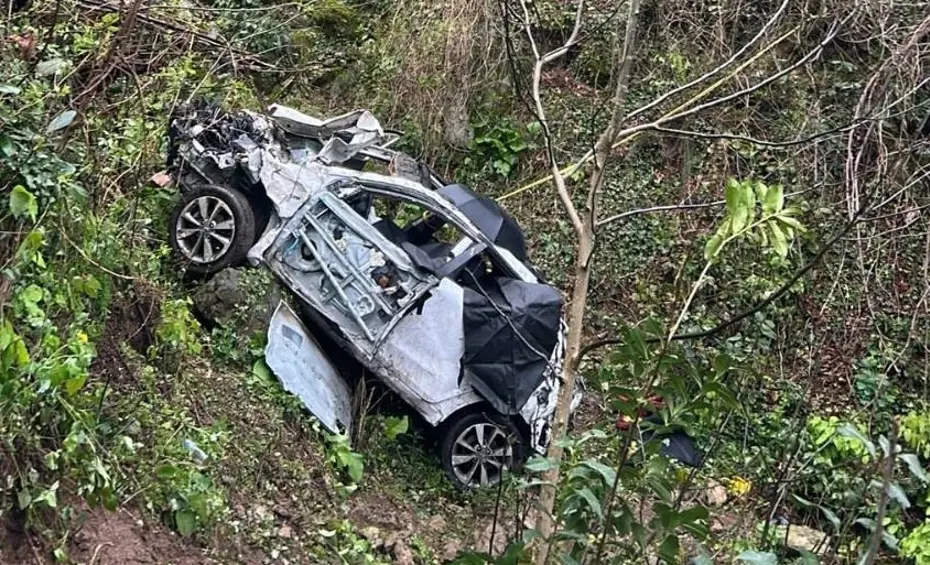 Yamaçtan yuvarlanan otomobilde öğretmen ve babası hayatını kaybetti