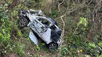 Yamaçtan yuvarlanan otomobilde öğretmen ve babası hayatını kaybetti