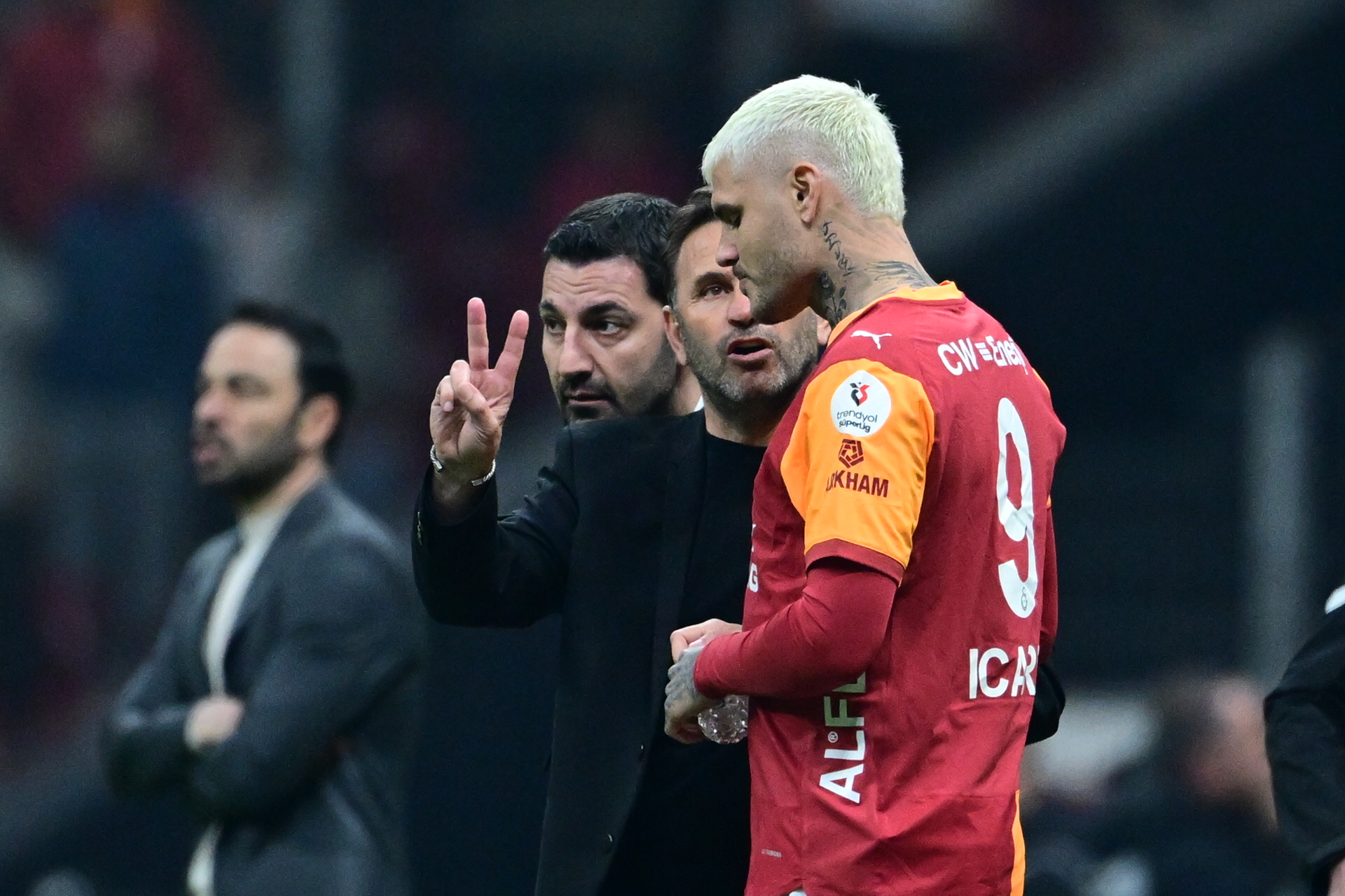 Fark 2'ye indi. Hesaplar karıştı, eleştiriler peş peşe geldi. "Okan Buruk’un başı ağrıyacak"