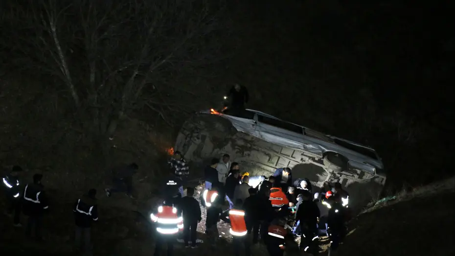 Maden işçilerini taşıyan servis devrildi. 2 kişi öldü, 10 kişi yaralandı